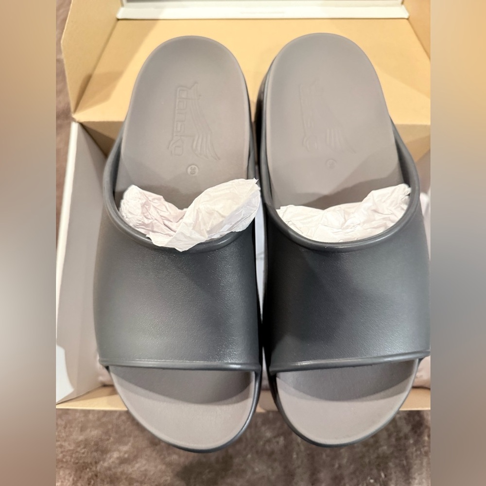 New Dansko Black Devyn Molded Sandals